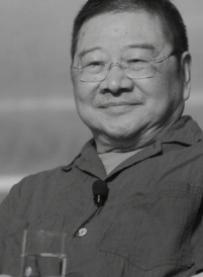 1957 年，倪匡伪造公章、证件及介绍信，从内蒙古逃至广州，七月间偷渡至澳门，最