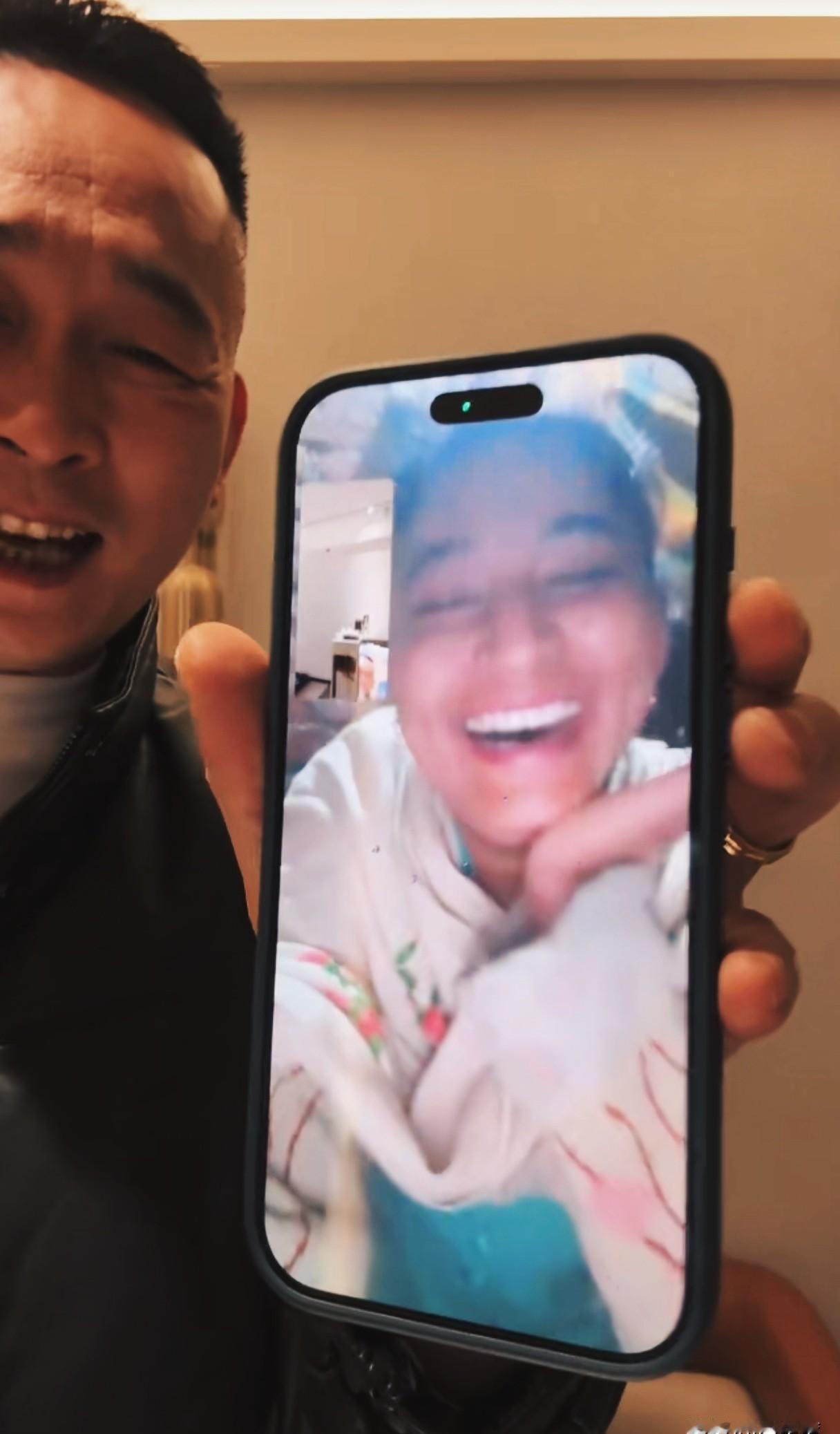 皮衣哥直播间的喜讯，简直是往我这老油条心里扔了颗深水炸弹。
他兴高采烈地宣布，苏