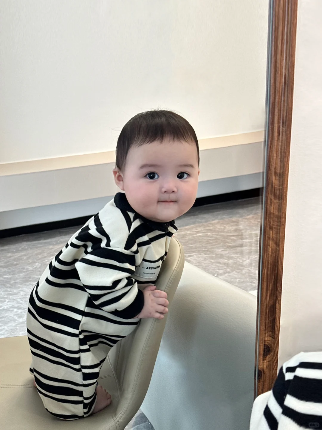 好喜欢我的胖宝宝，你真像一个小手办啊～