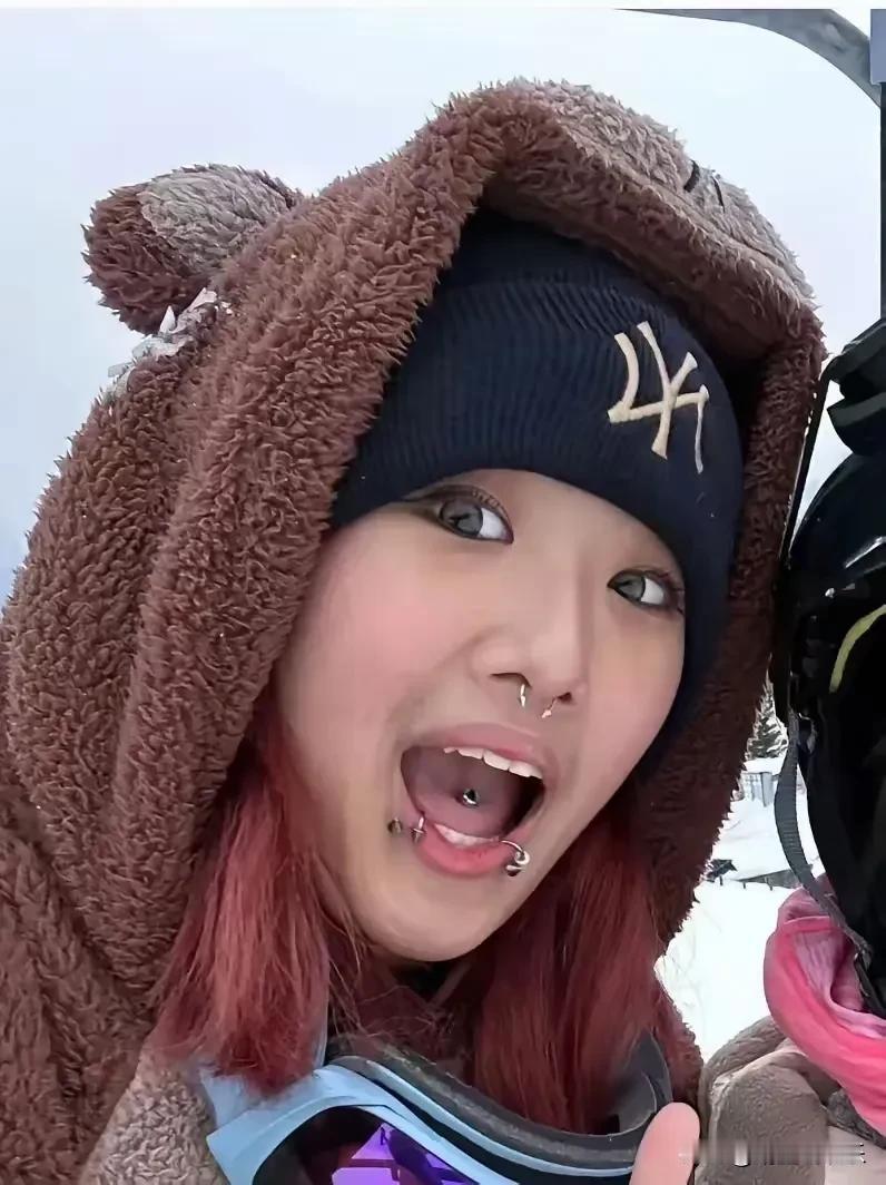 贾静雯女儿梧桐妹长得漂亮可爱，
但穿搭造型常常很出位，
不像很多星二代注重优雅气