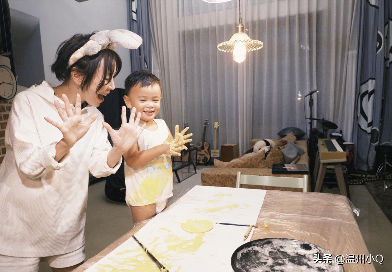 有黄雅莉这样一位妈妈培养美育，阿布太幸福了。阿布负责肆意在纸上玩涂料，到处涂鸦，