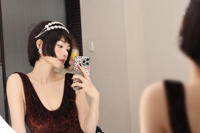 李一桐齐耳短发 李一桐齐耳短发，复古又优雅啊[期待] ​​​