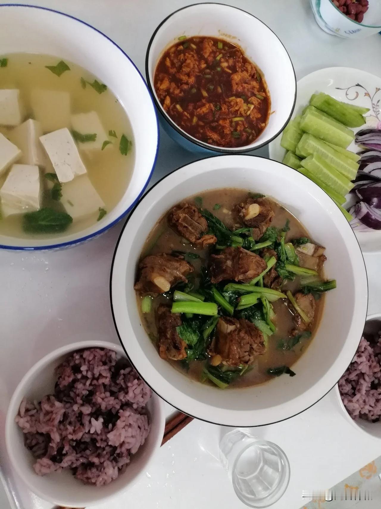 这是我们的午餐
        适当的营养，饮食的荤素搭配，这就是我们普通老百姓