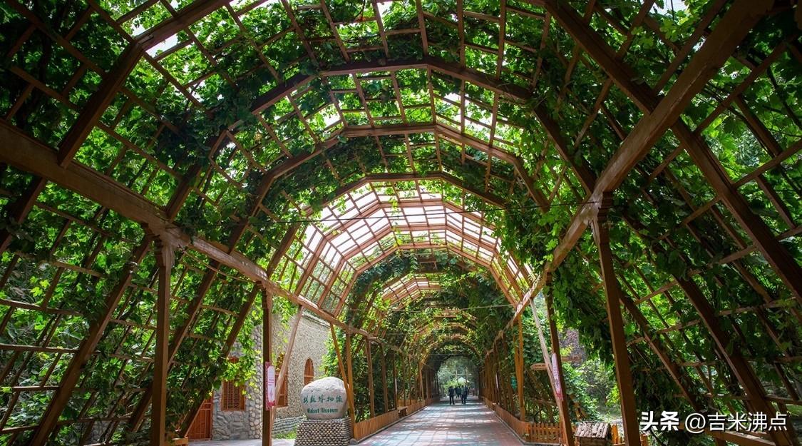 和田玉还在卖，皇帝早没了，可谁也没断过买卖。
约特干故城门口排着队，不是游客，是