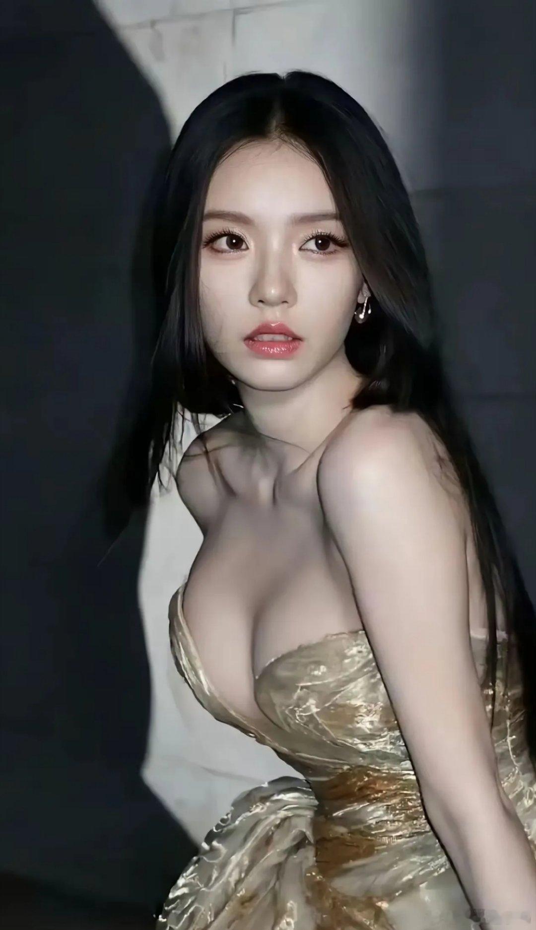 林允这是非要证明周星驰的审美吗，以前觉得她配不上邓超，现在觉得还是邓超占便宜了…
