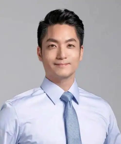 台北突然传来重磅消息！蒋万安正式确认，将与黄仁勋同框亮相。5月27日，台北市长蒋