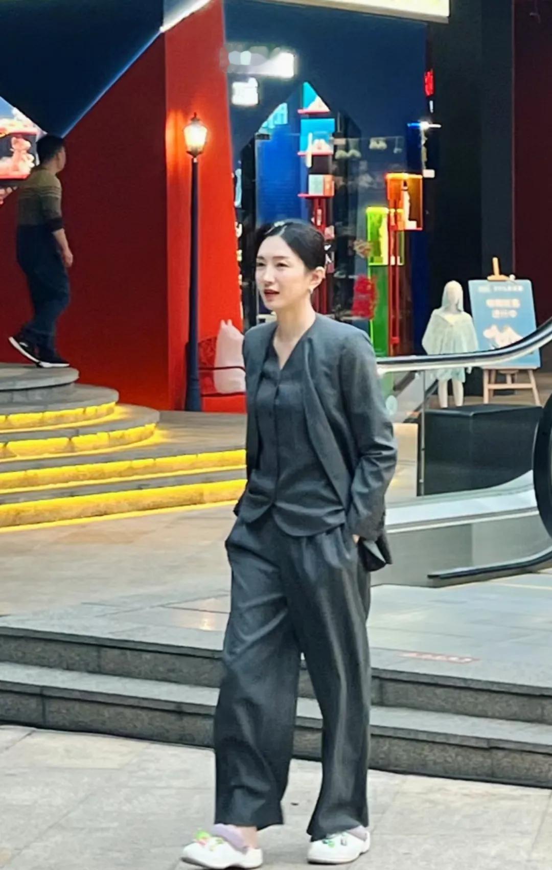 广州番禺四海城偶遇江疏影拍摄《月色正浓》，真的好喜欢江疏影的颜，高高瘦瘦的，皮肤