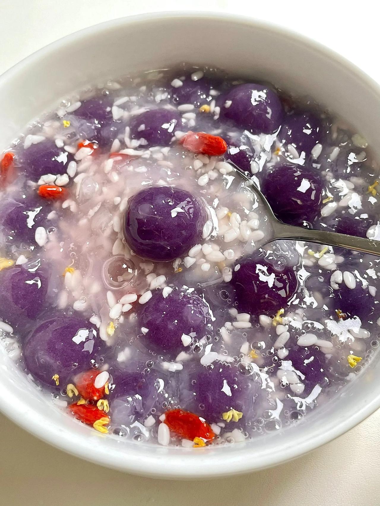 答应我……别再只喝奶茶了！
       紫薯酒酿丸子，真的一口一个炫不停!平时