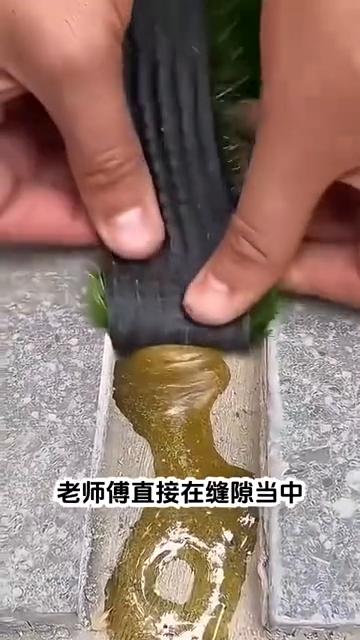 生活小妙招。
铺贴地板砖时最后留了一个缝隙如何正确处理？老师傅直接在缝隙当中涂满