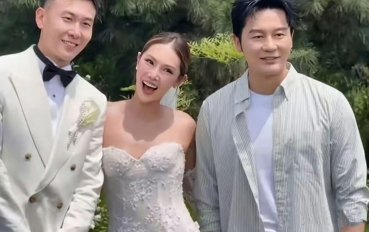 6月7日，李晨参加妹妹婚礼，意外抢镜网红新郎、新娘成为婚礼焦点！
      在