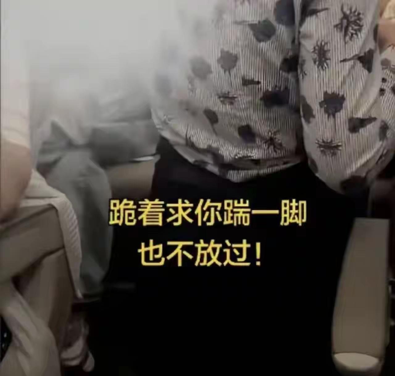 那晚，跪下去的不只是膝盖，还有一套考核表
我是一辆餐车。
九月最后一个夜晚，我在