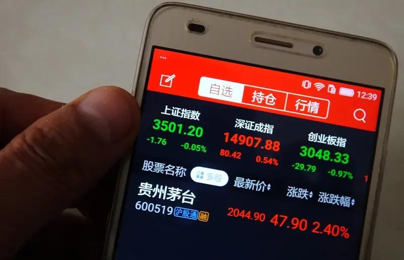 发现了一个之前13年百分之百赚钱的规律。
打开云铜的年度K线，发现一个很值得关注