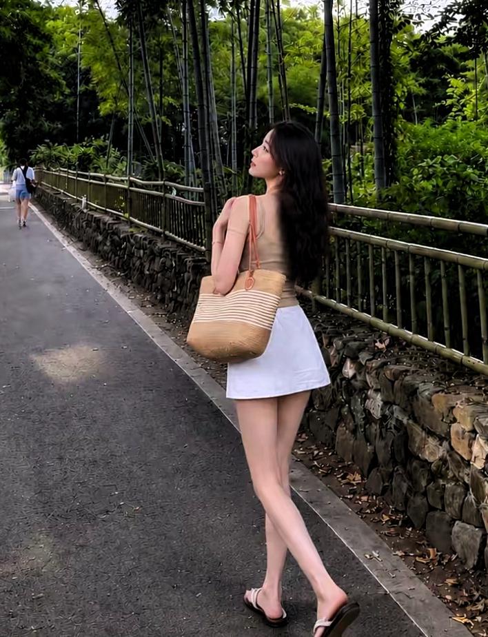 这位名叫阿珠的女子，是一家美容机构的主理人。她结过婚，也生过孩子，可半点都看不出