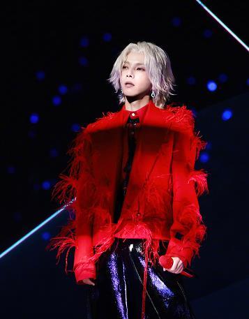 华晨宇喂猫吃巧克力蛋糕 华晨宇分享给其饲养多年的宠物猫吃巧克力生日蛋糕。粉丝提醒