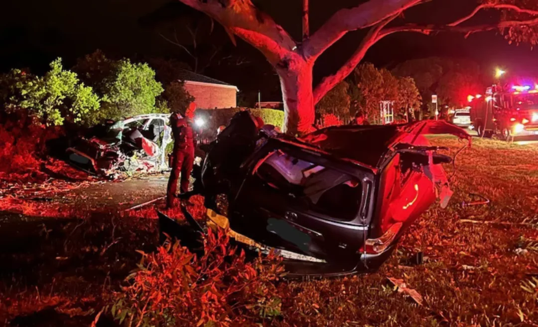 墨尔本发生恐怖车祸，被盗车辆被撞成两半