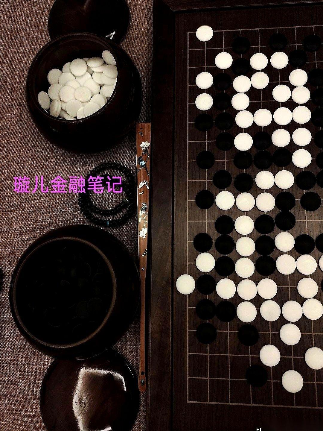 有人在网上说，每年只出手两三次，就够了。
别人在红绿交错的屏幕前，心脏跟着K线起