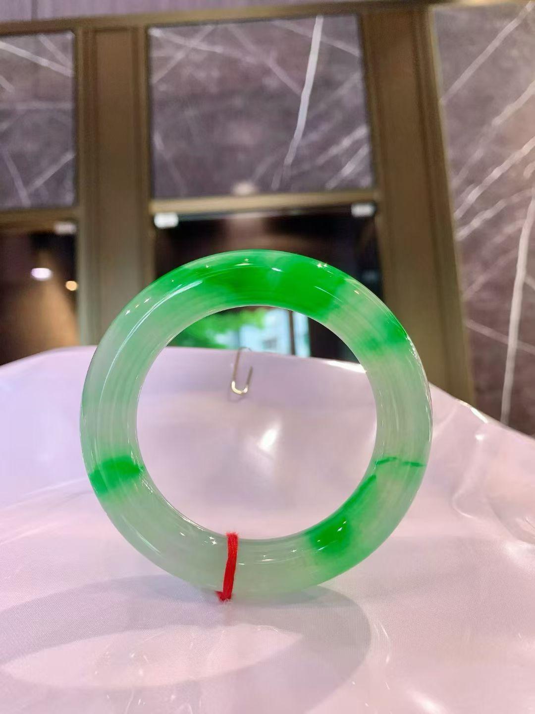 冰阳绿圆条手镯，色阳通透，完美七位数，圈口56.5*13.2*12.8mm对庄询