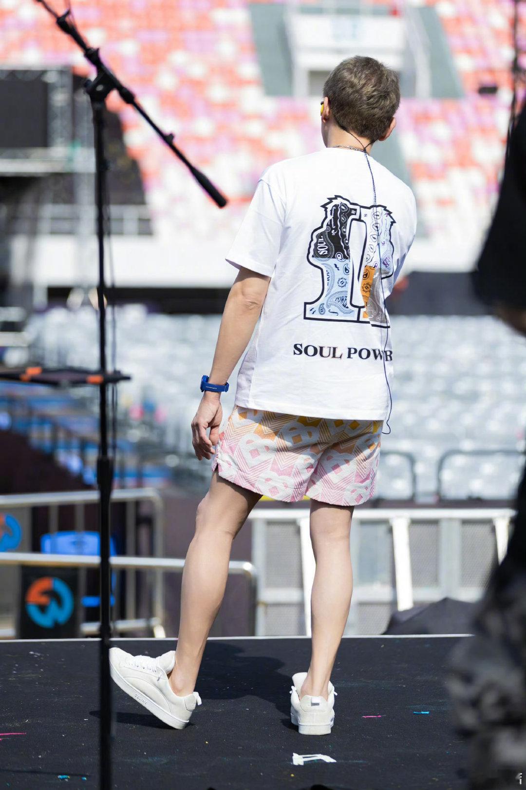 陶喆戴上太阳眼镜啦陶喆晚上再带给大家一点清涼 陶喆戴上太阳眼镜啦！陶喆还说晚上再