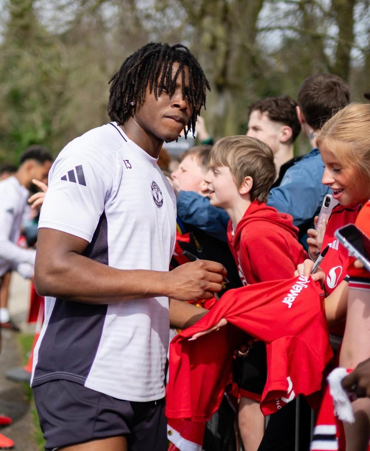 多尔古为球迷签名曼联