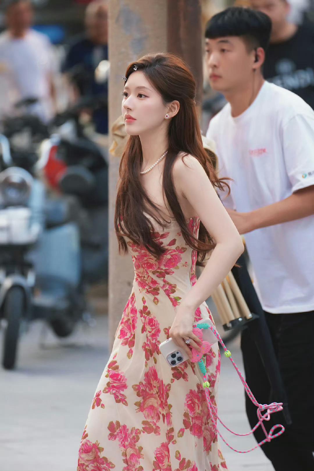 #赵露思许妍的衣橱#我们许妍到底有多少衣服！每一套都超美！期待我们明媚女主播许妍