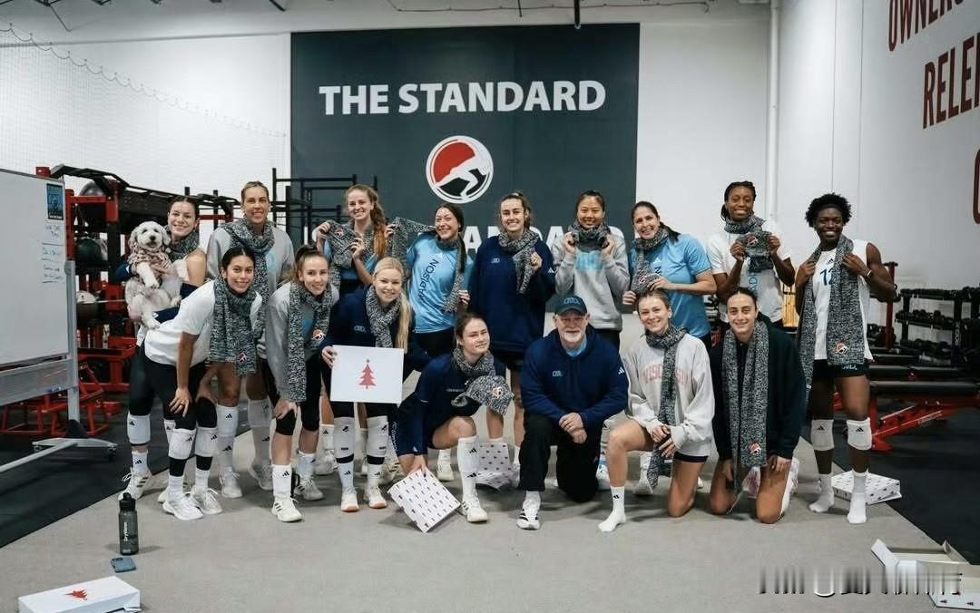 收到礼物的龚翔宇，当然是开心🥳这该不会是俱乐部送给队员们的圣诞节礼物🎁每个人