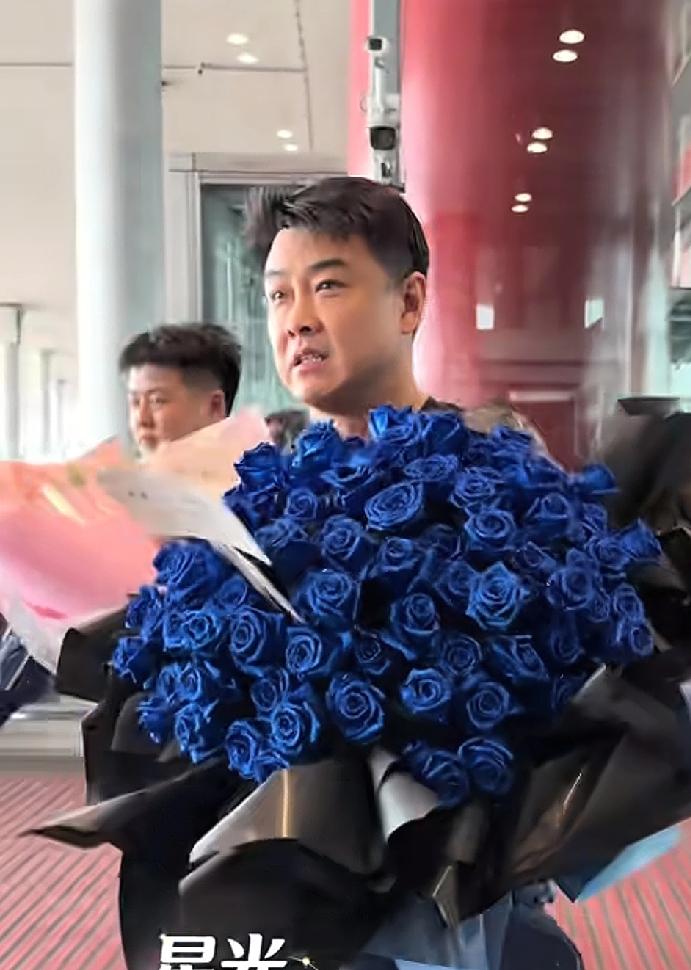 这简直判若两人。
赛场上的王皓与从机场归来的王皓，
一个眉头紧锁、愁容满面，
一