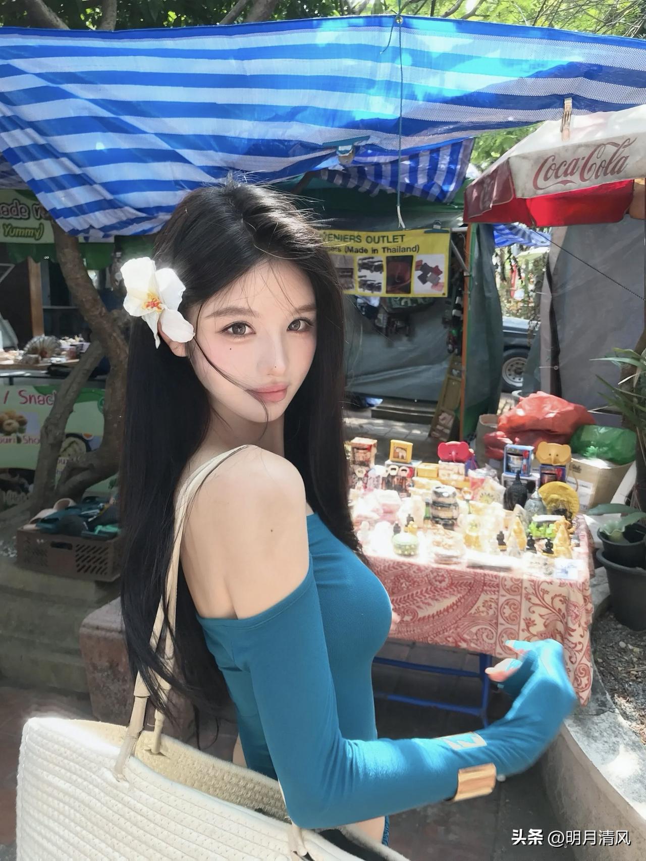 这组泰国街拍，被第6张的背影击中了。木栈道上，她背对镜头往前走，一只手轻轻提着裙