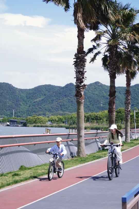 在奔跑的细碎时光里 我陪你呀！