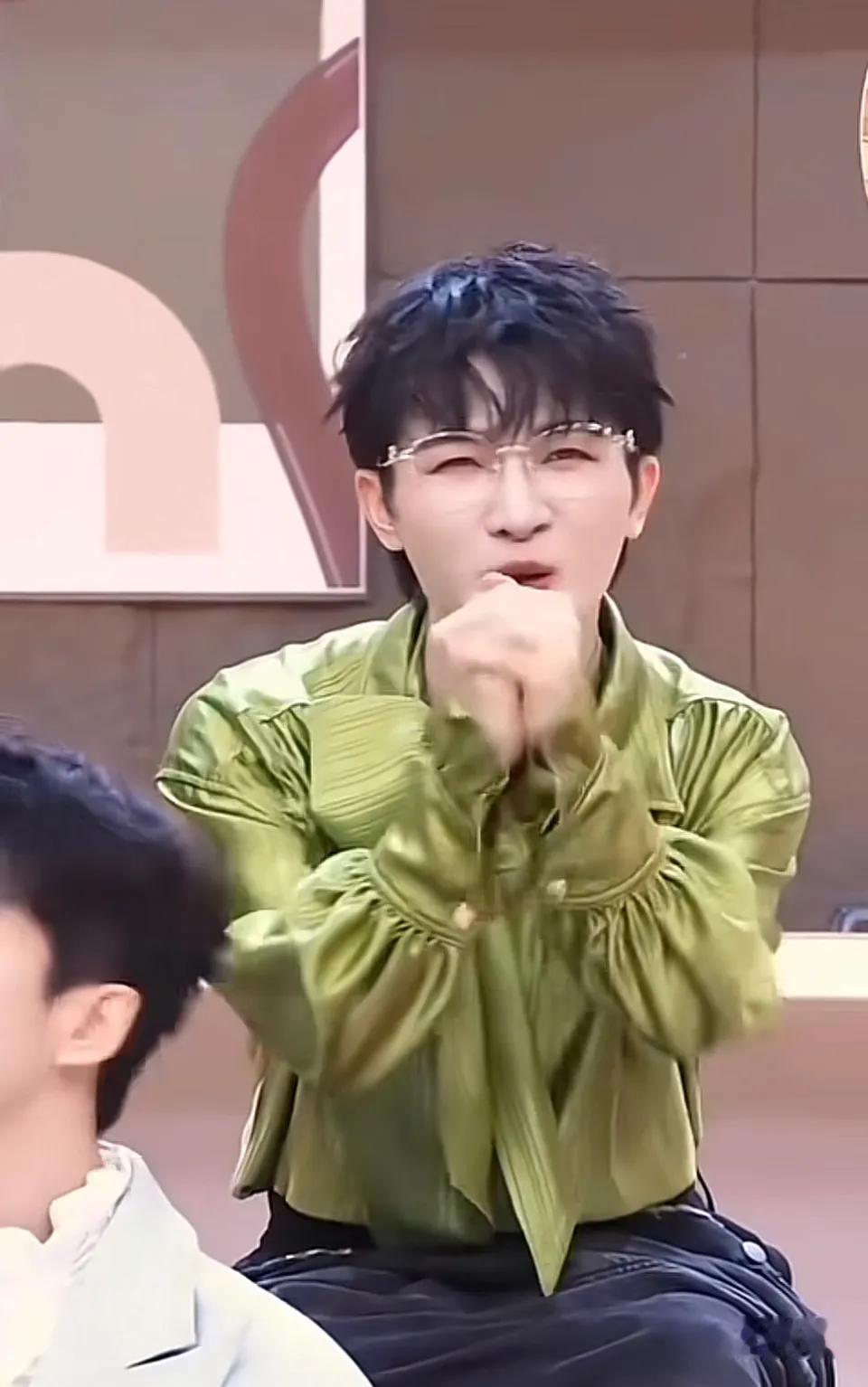 周深，你跑偏有点过了。
这穿的什么衣服？妖里妖气的，下面是裙子吗？
这又是什么动