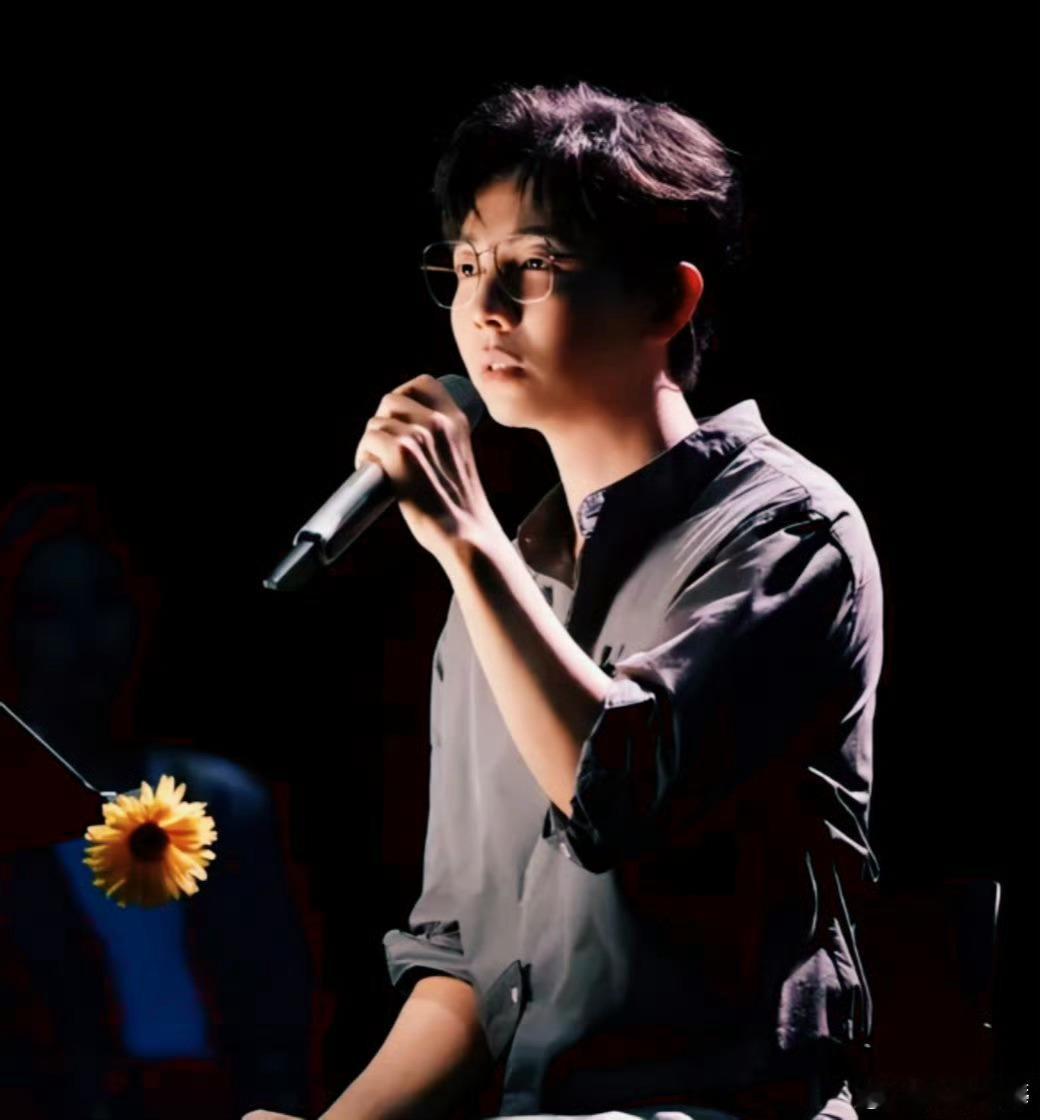 胡夏早安还没走出披哥 胡夏上海演唱会太炸了！早安作为嘉宾登场，云与海、泪桥等歌曲
