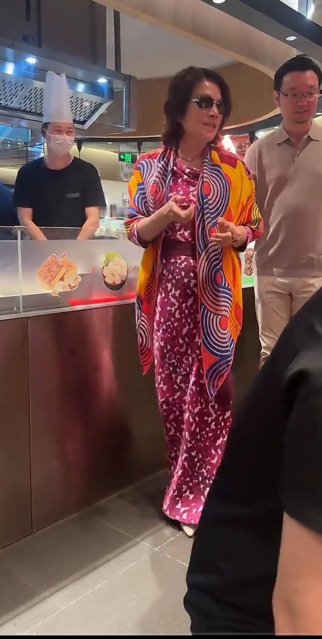 女强人穿这么艳丽衣服，看起来好柔美。