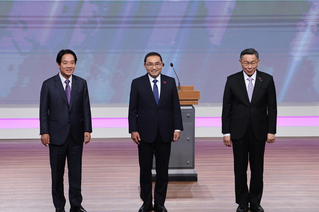 台湾2024“大选”唯一一场候选人电视辩论会今天登场，侯赖柯三人在两岸政策上互攻