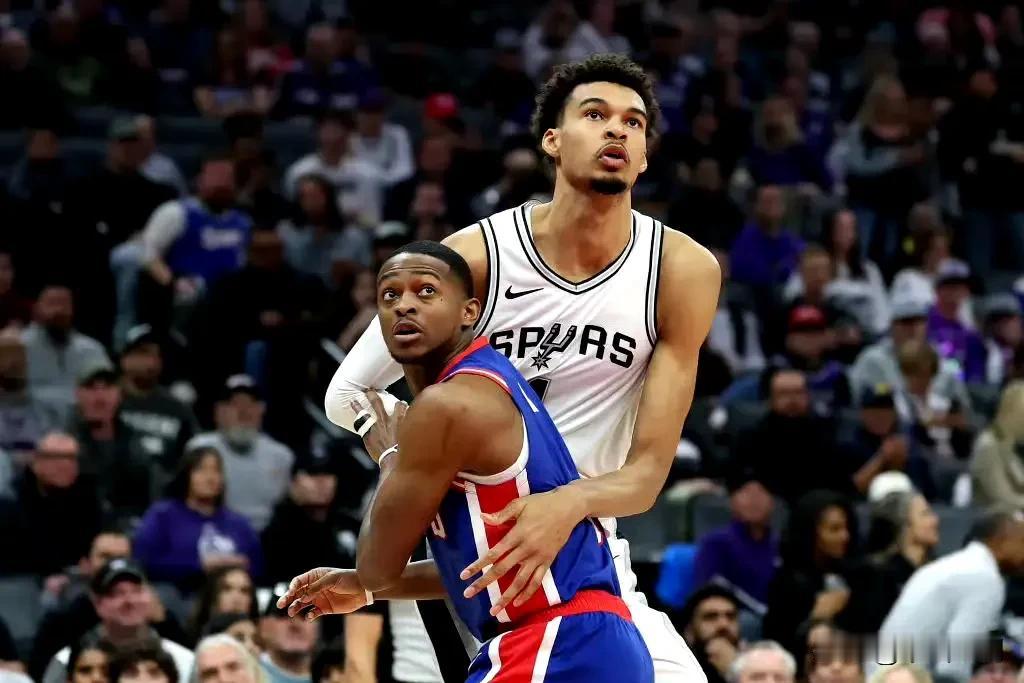 NBA：重磅继续——福克斯加盟马刺！
交易期昨天东契奇和浓眉互换的世纪重磅，今天
