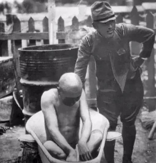1940年，一个日本军官带人冲进了一个农户家，在屠杀了农户一家三口后，日军开始洗