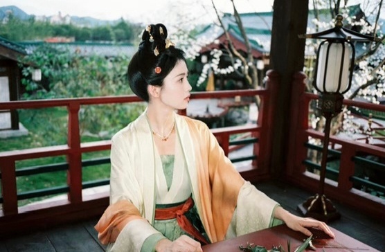 白鹿[超话]  “ 我用笔描绘你的美好，携带着落日的温柔，把热爱赠予最值得的你。