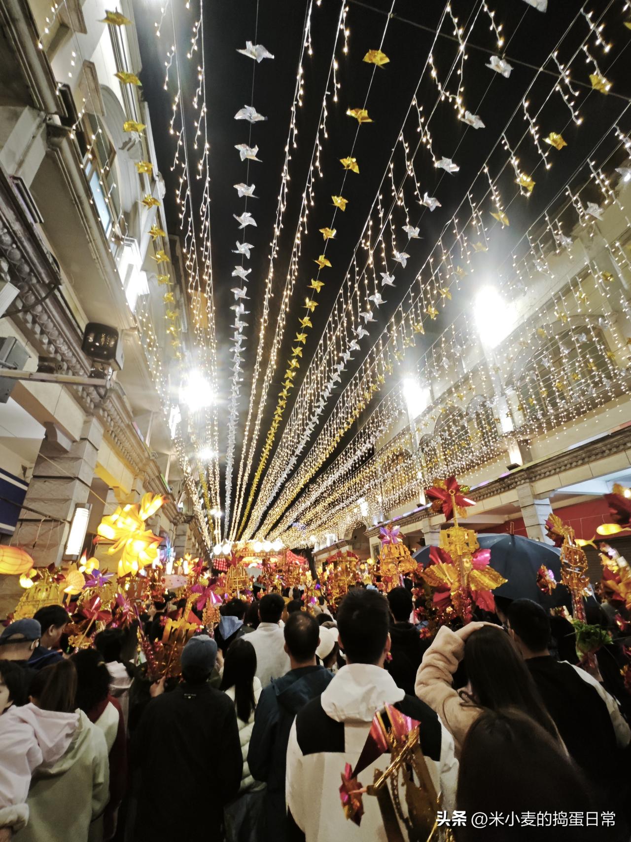 佛山正月十六实拍！雨里行通济，人潮挤到挪不动脚
 
谁懂啊！佛山正月十六的通济桥