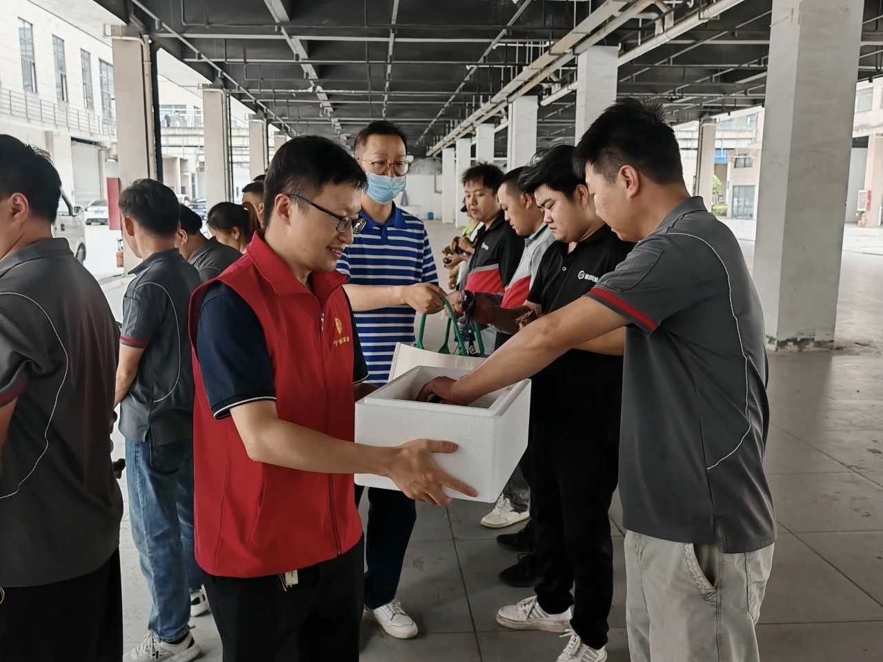 宁波宁海暖新速递情系城市奔跑者 宁海桃源街道泉水社区，八成居民是奔赴此地打拼的新