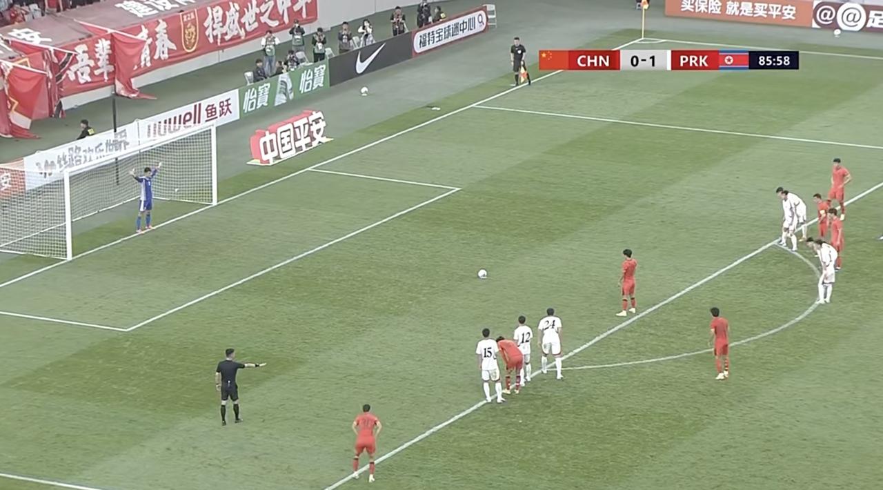 场面差距大，向余望点球助中国队惊险逼平朝鲜男足！中国队暂列四国赛积分榜第二位！