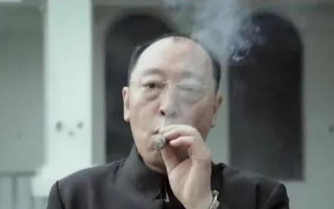 [微风]2015 年，倪大红友情出演《战狼》时，不幸受伤。导演吴京过意不去，拿着