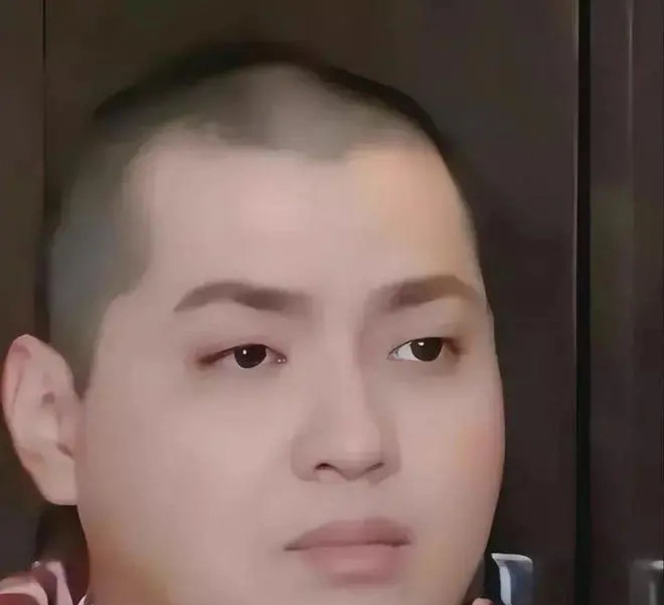 吴亦凡在监狱里快不行了。​配图是外网监狱纪录片，水印都没抹干净，日期也对不上。​