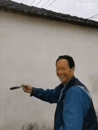 民间出高手。一忽儿时间，一只引吭高歌的大公鸡就跃然眼前，大公鸡脚下还有高贵的梅树
