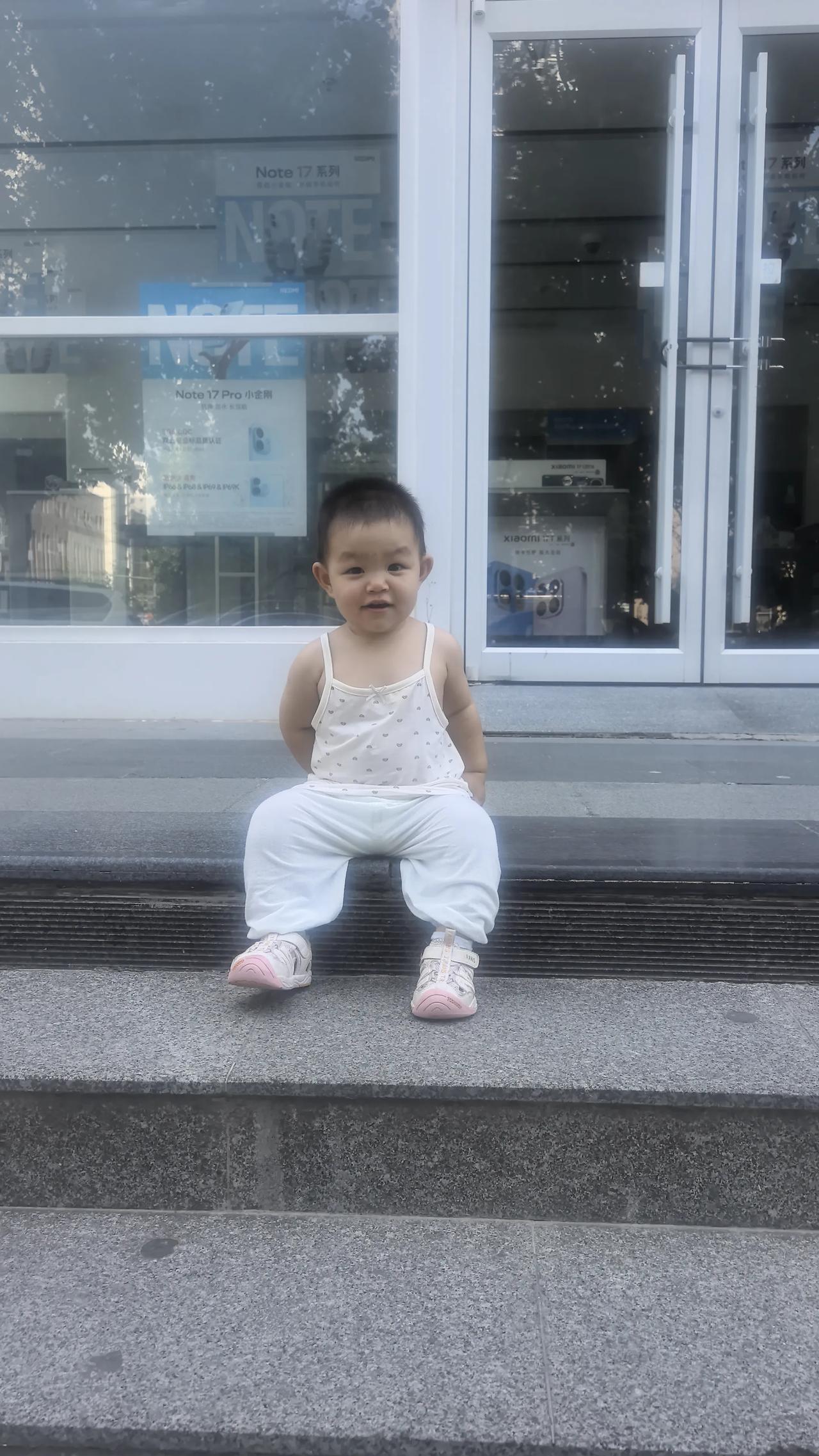 周末随笔
清晨六点二十五分骤然醒来，朦胧间心头一紧，暗自懊恼起床太迟，担心上班迟