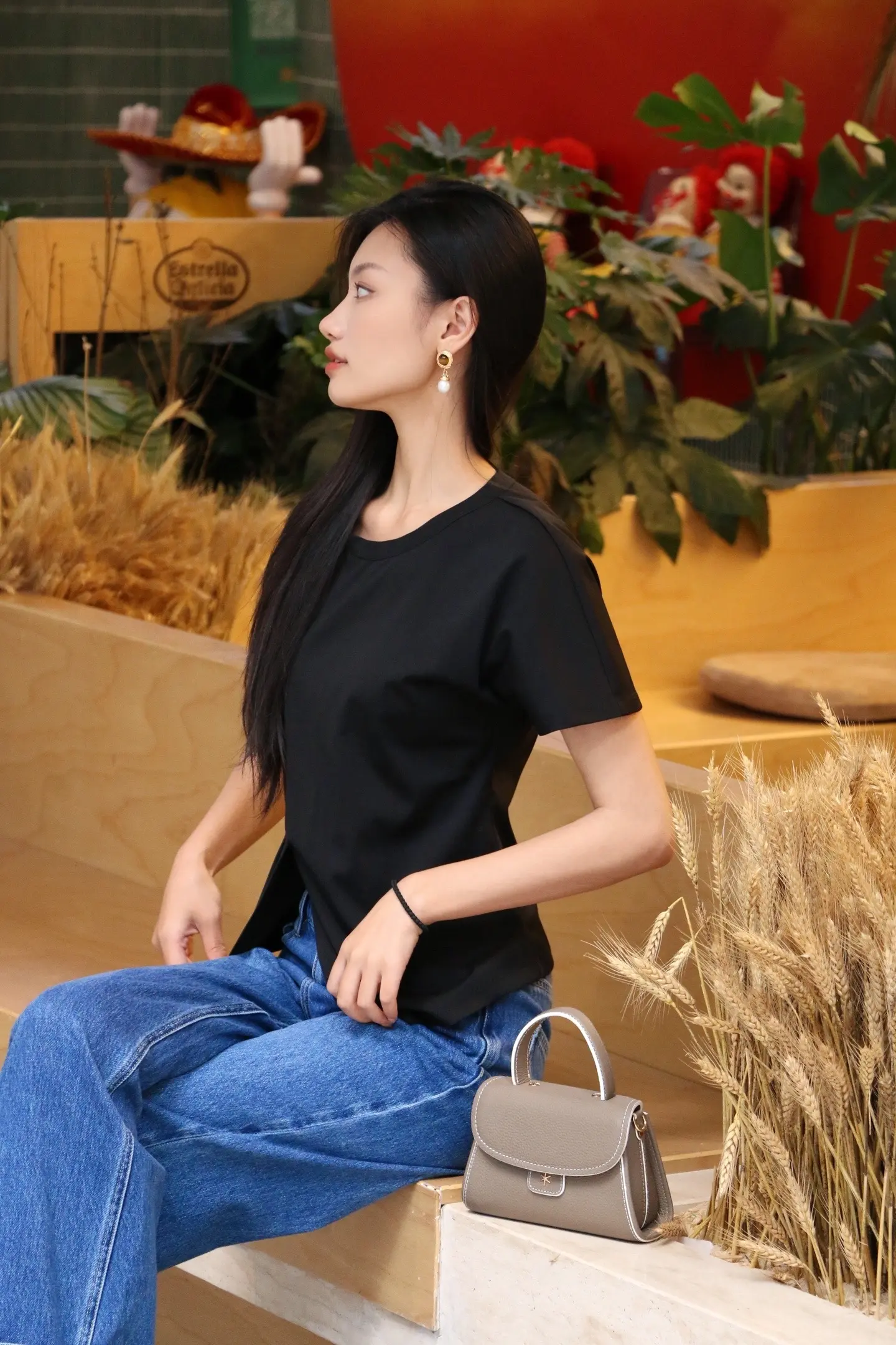 不适合幼态，我就适合大大方方地美丽。这就是传说中的国泰民安脸吗哈哈哈
黑发红唇还是得看我们中国女人～