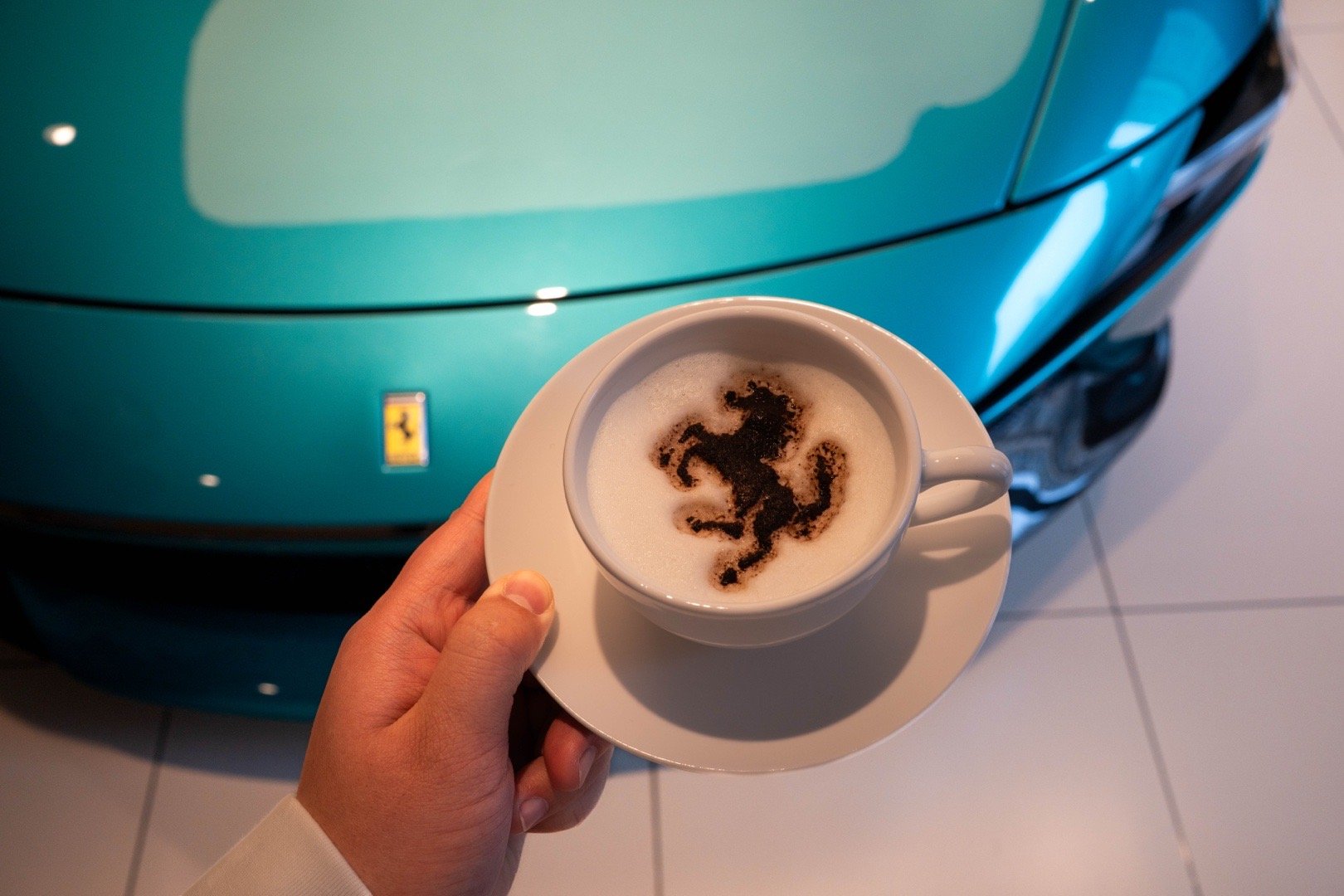 很久没去浦西法拉利圣诞季的装扮的很有氛围停在圣诞树边的296gts tm选装超级