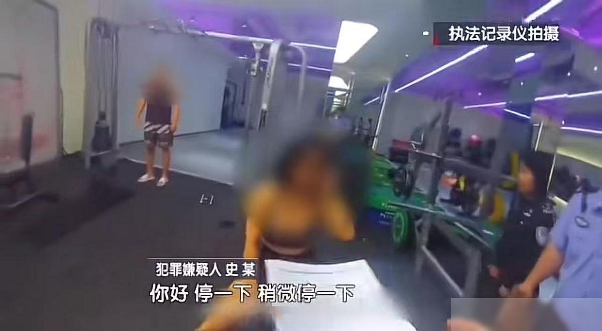 “这么漂亮的美女居然是个白嫖狂魔！”北京，某健身房内，一位美女被警方带走。真正扎