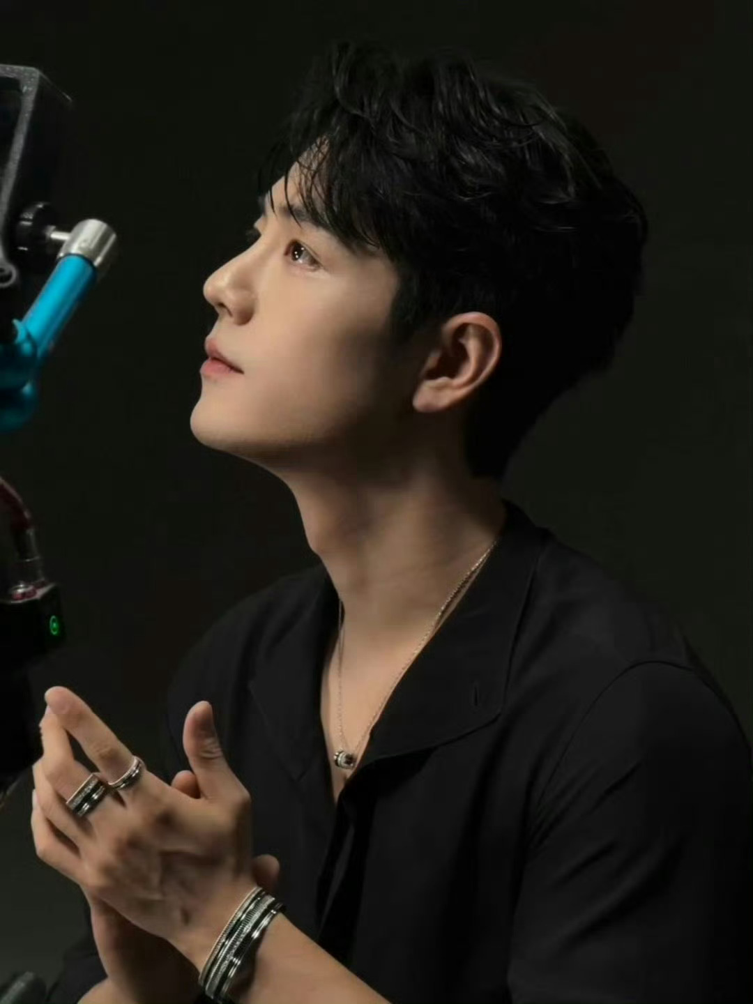发现了，肖战真的很喜欢他的侧脸 