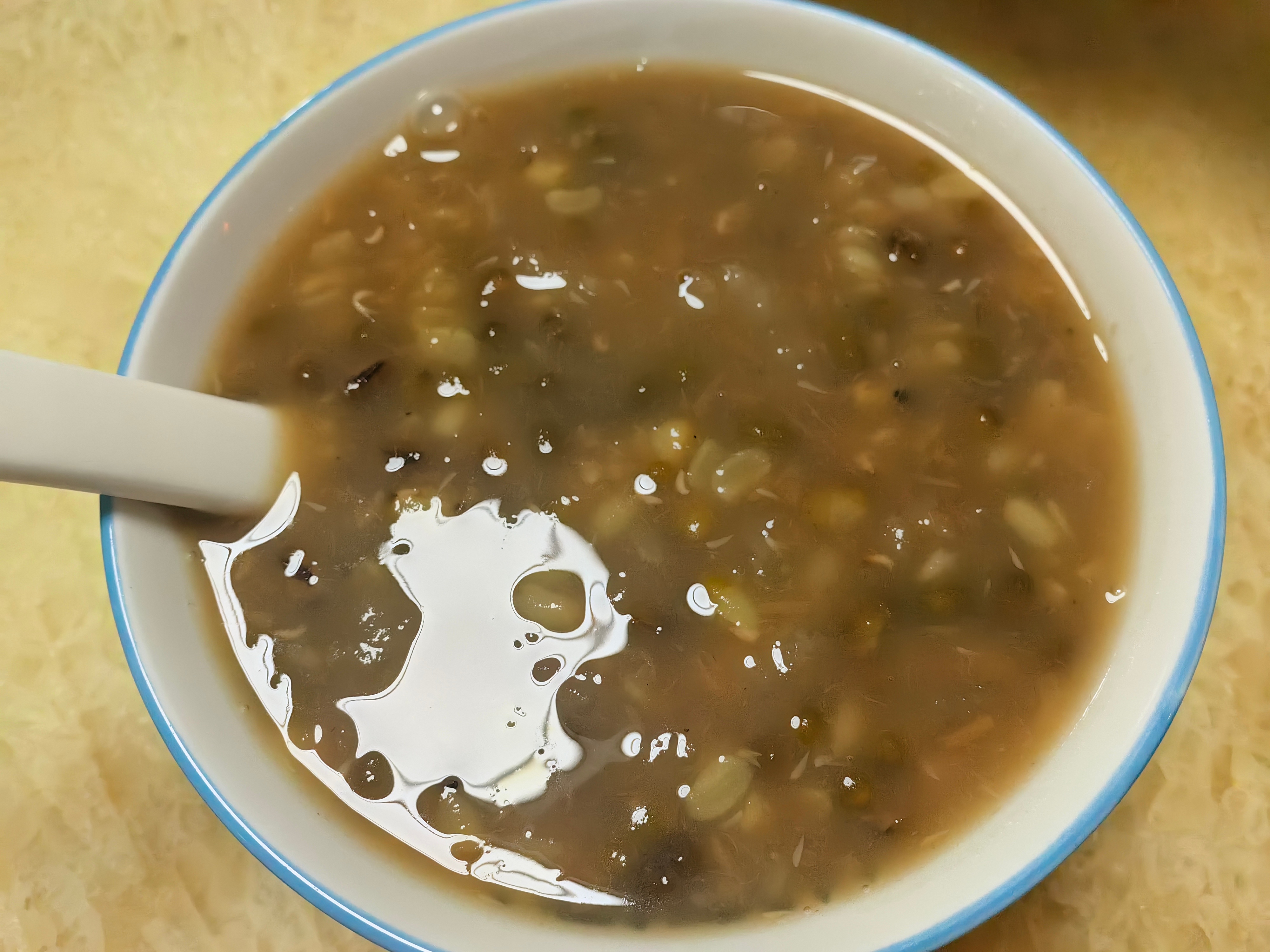 每日一餐分享午餐，小银耳绿豆粥，配汤包，烧麦。 
