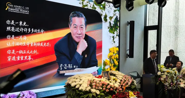 李昌钰博士追思告别会在扬州举行，现场摆满各界敬献花圈，家乡如皋烧饼店、蟹黄包店主专程来送别