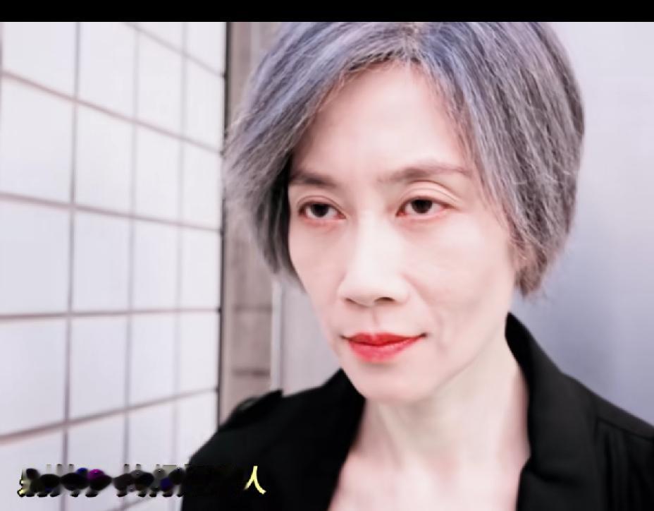 温峥嵘这是扮演老年人了吧，头发花白，脸颊没有多余的脂肪支撑，显得比实际年龄老了很