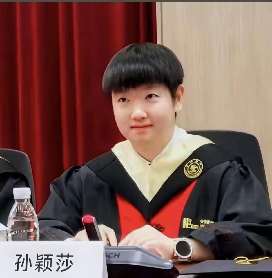 莎莎一次又一次惊艳我
明明赛场上霸气十足
赛场下却依旧像个纯真的孩子
追光者 ，